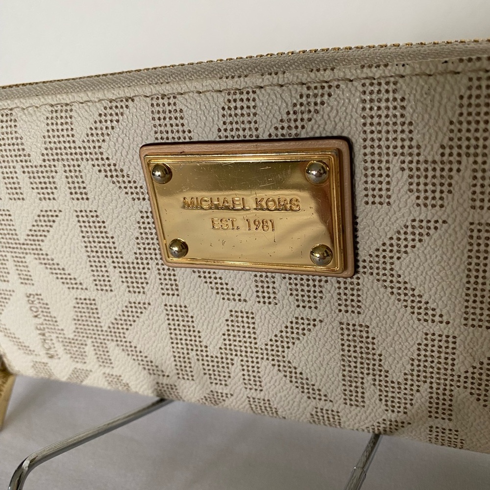 Michael Kors Continental MK Signature Wallet. Vanilla Color with gold trim. - Picture 3 of 13